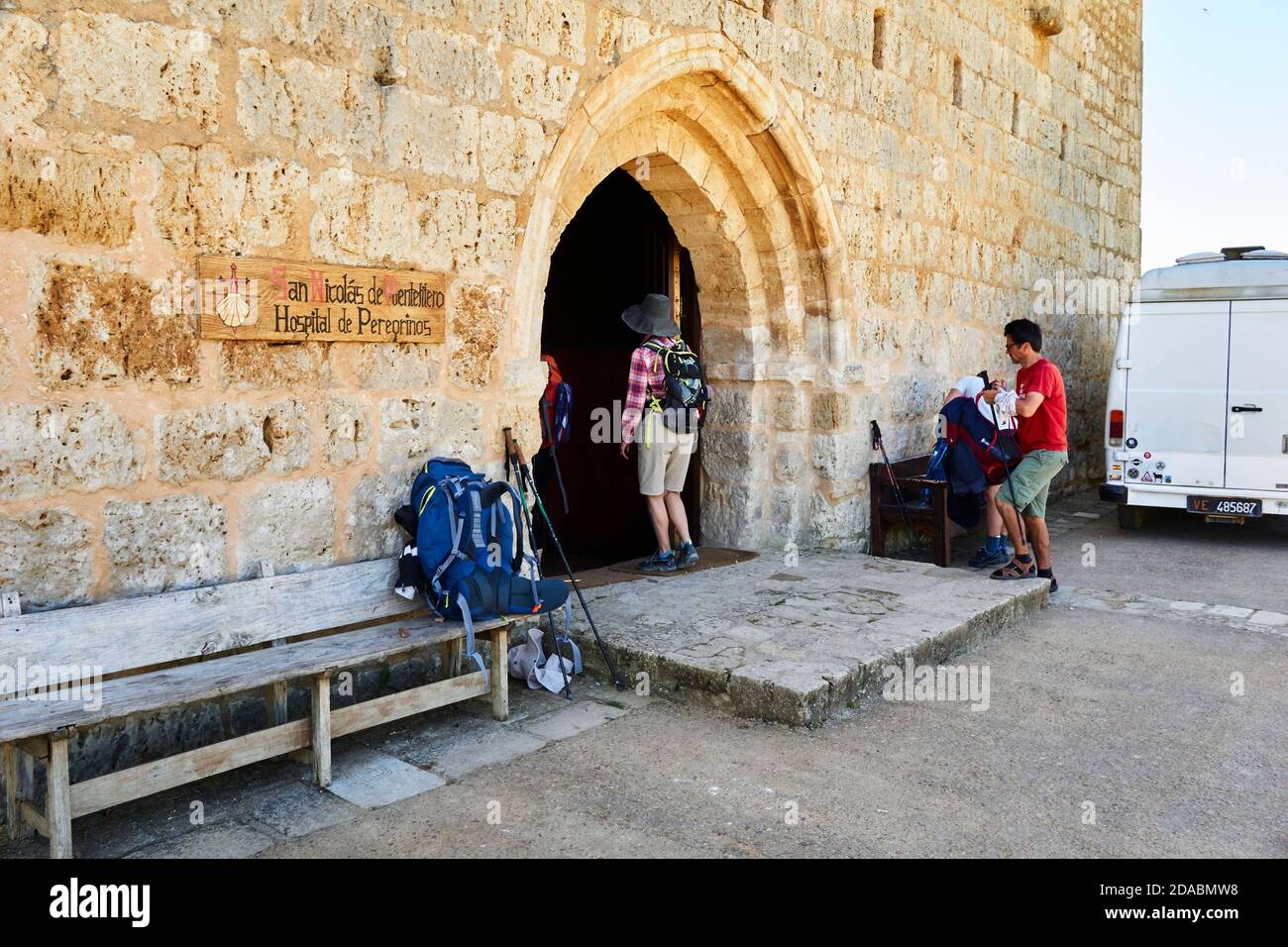 La fraternité italienne Confraternità di San Giacomo di Compostelle à Pérouse, avec l'ordre de Malte, a restauré l'église de San Nicolás et ouvert le ho Banque D'Images