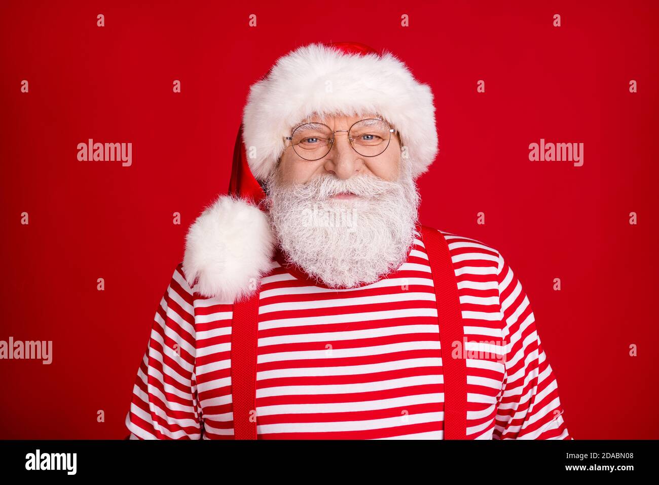 Photo du vieux retraité souriant attendre minuit fête du nouvel an préparez  la décoration maison vêtements de père noël costume bretelles lunettes  chemise rayée Photo Stock - Alamy