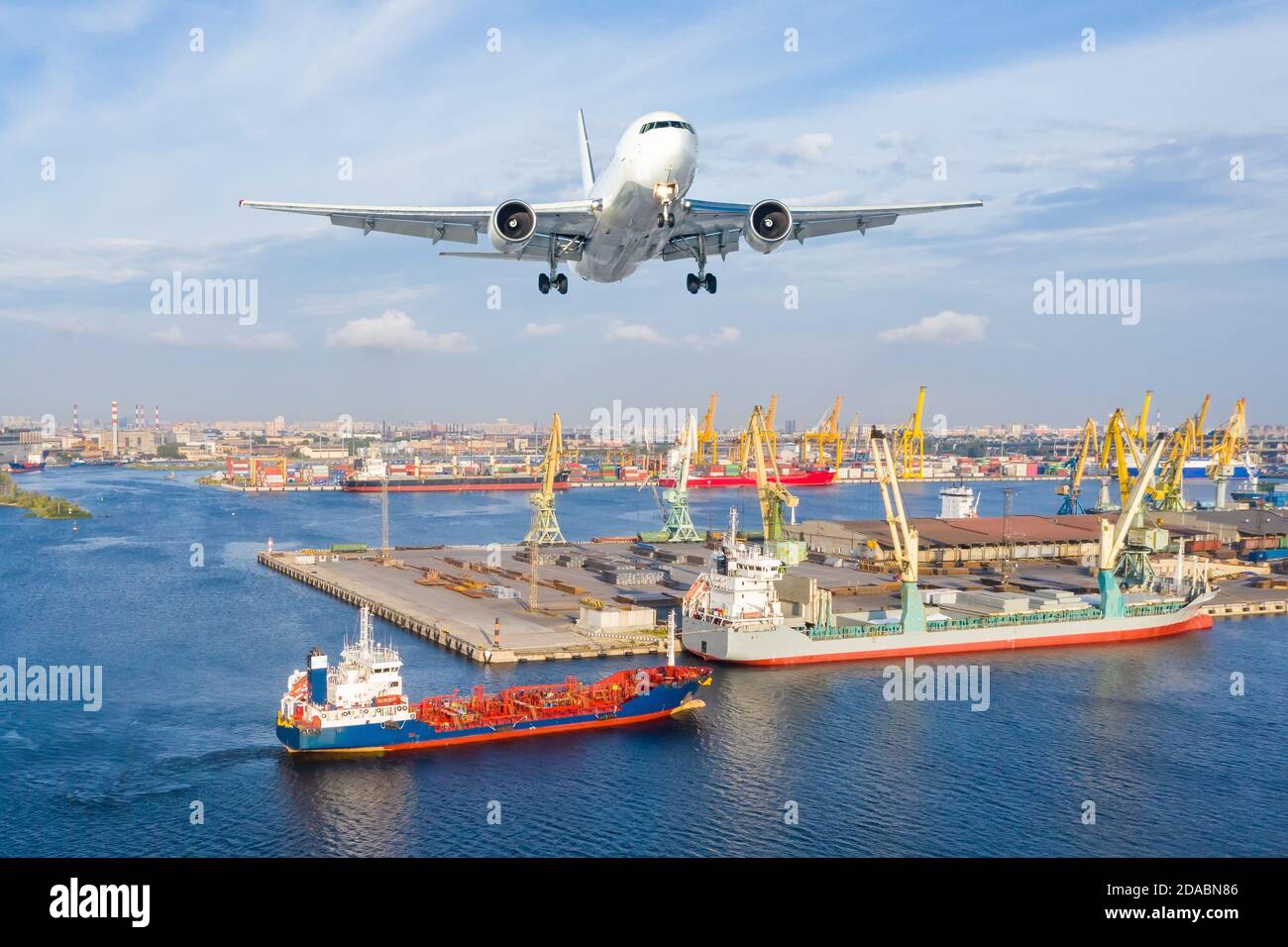 Approche d'atterrissage de l'avion au-dessus du port de chargement Banque D'Images