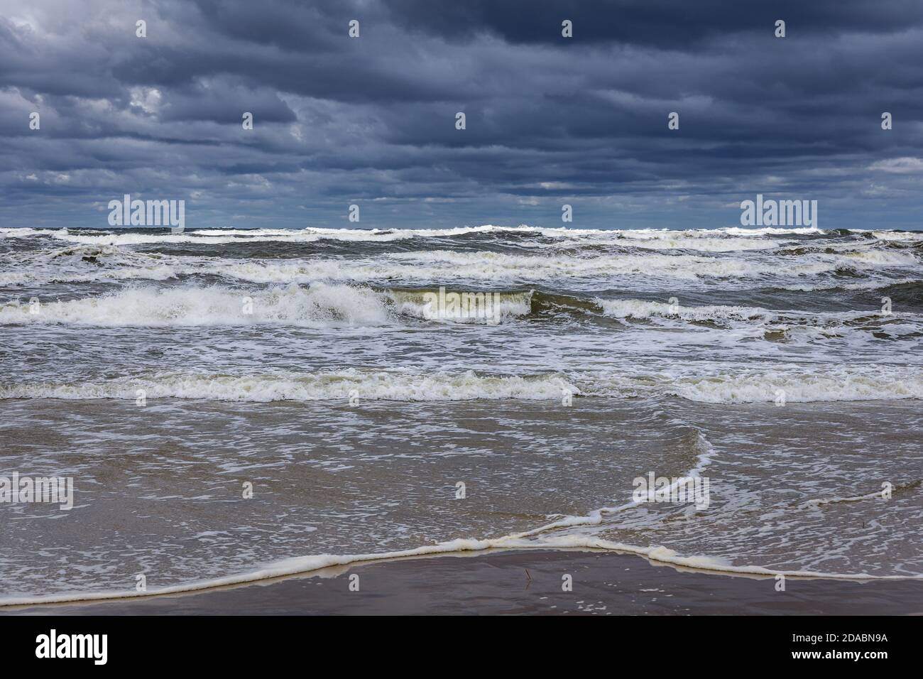 Vagues vues depuis une plage de Vistule Spit, une étendue de terre sépare la baie de Gdansk de la mer Baltique et la lagune de Vistule en Pologne Banque D'Images