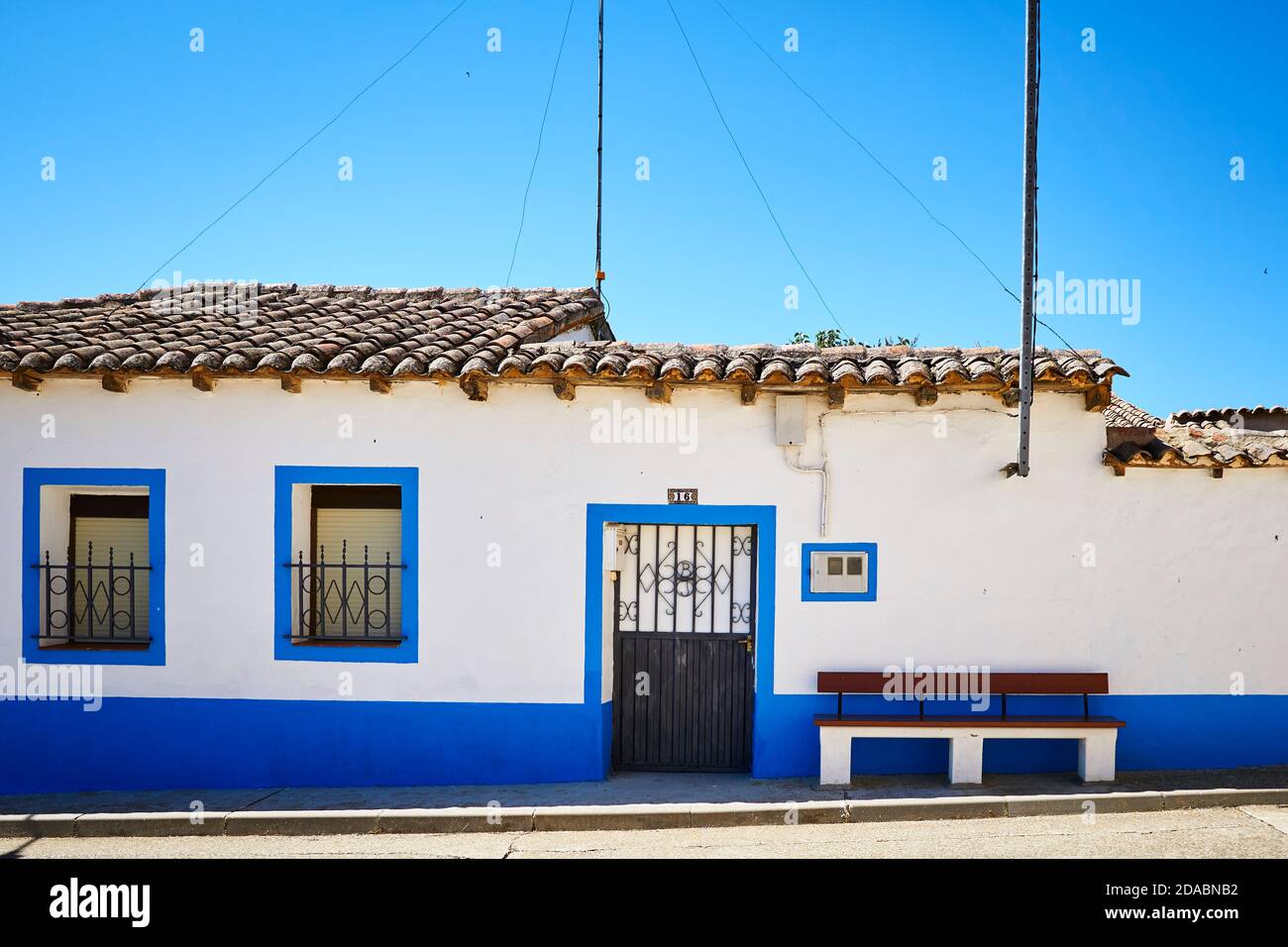 Maison de village peinte en blanc et bleu. French Way, Way of St. James. Ledigos, Palencia, Castille et Leon, Espagne, Europe Banque D'Images
