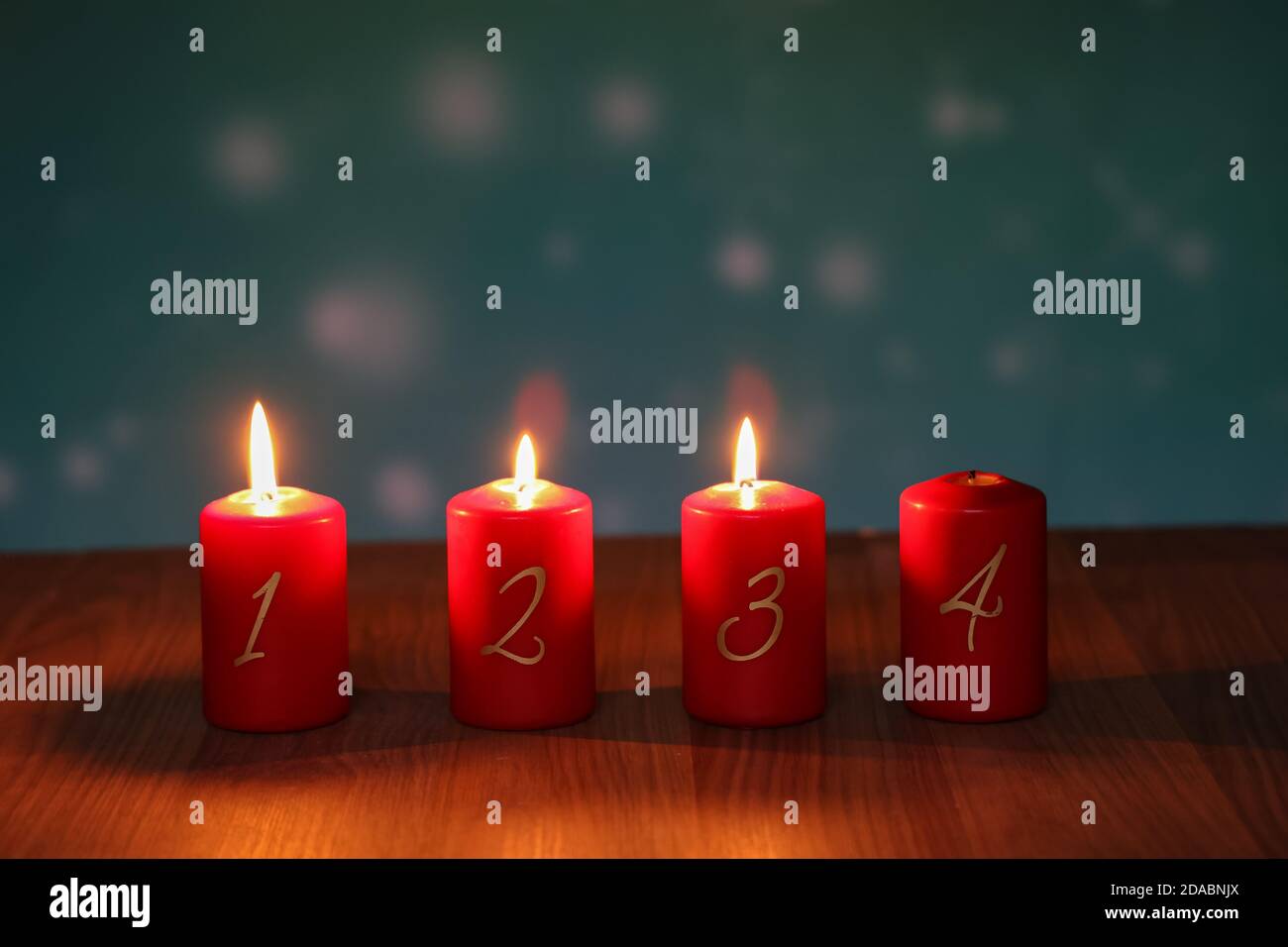 Gros plan de 3 bougies rouges de l'Avent sur un support à flamme sur  parquet Photo Stock - Alamy