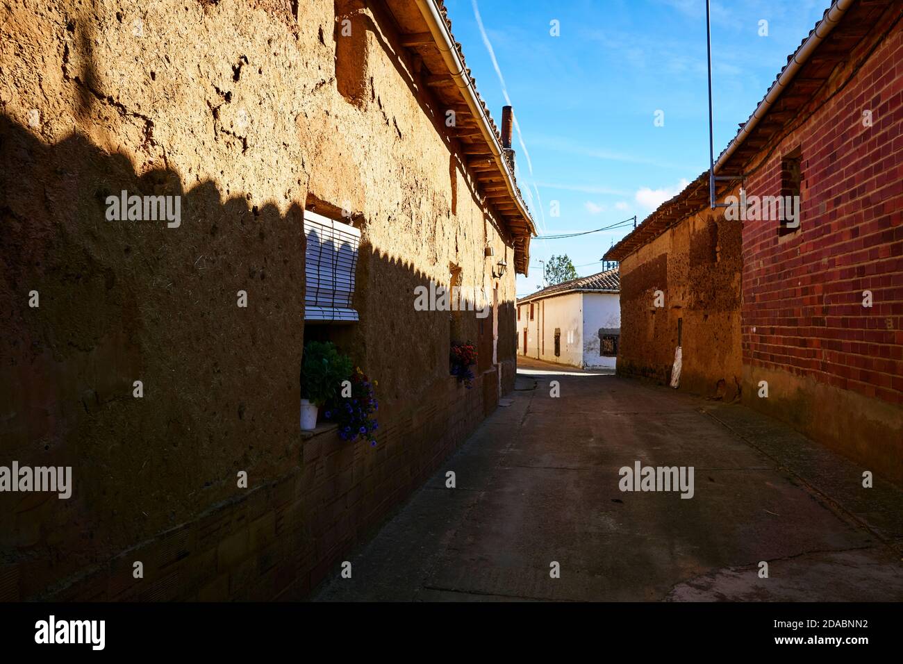 Ancienne maison en Adobe dans la ville de Bercianos del Real Camino. French Way, Way of St. James. Bercianos del Real Camino, León, Castille et Leon, Espagne, Euro Banque D'Images