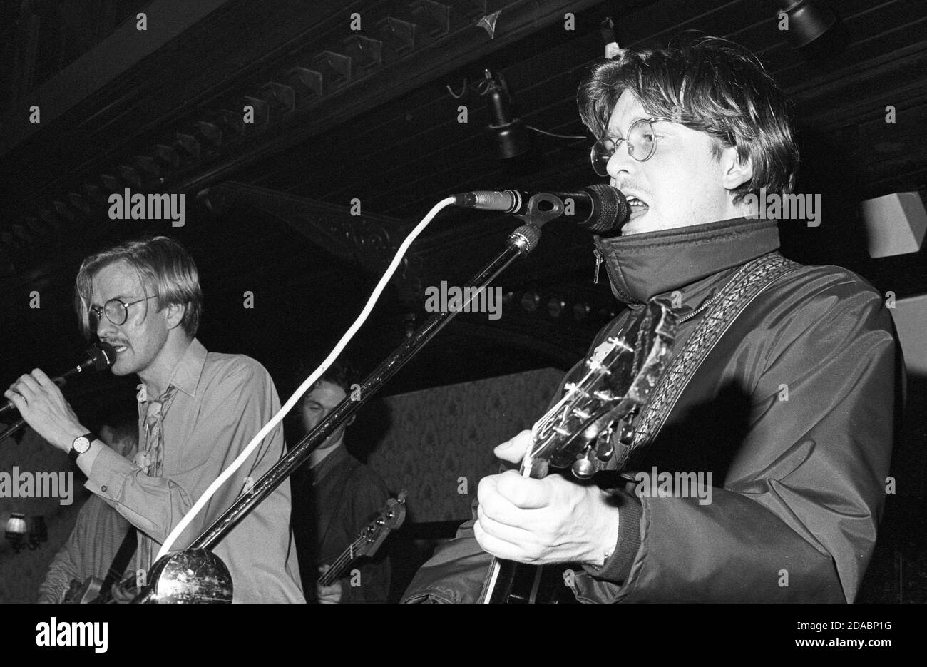 Image monochrome de Duglas T. Stewart, Gerard Love et Norman Blake du groupe indépendant de Glasgow BMX bandits se présentant à Esquires, Bedford, Royaume-Uni, en 1990. Banque D'Images