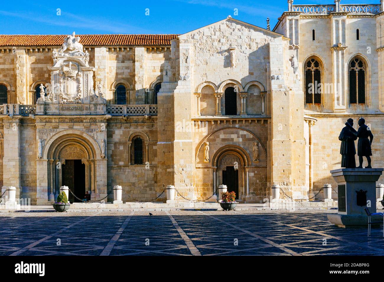 Façade principale, basilique de San Isidoro, l'un des plus importants exemples d'art roman en Espagne. León, Castille et Leon, Espagne, Europe Banque D'Images