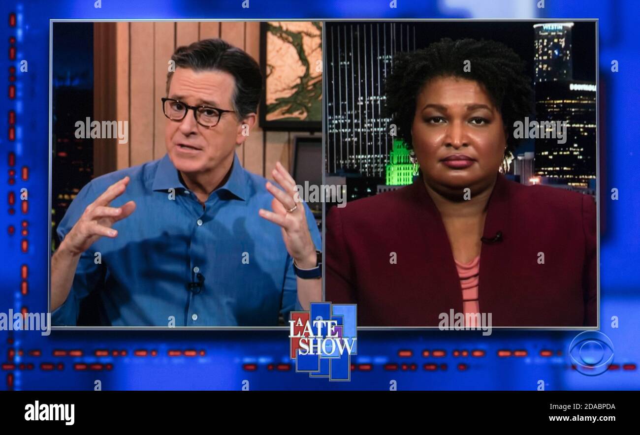 10 novembre 2020 - Atlanta, Géorgie, États-Unis. - Video Grab the CBS 'late Show' du 9 novembre 2020 dans lequel l'hôte STEPHEN COLBERT interviews STACEY ABRAMS, fondateur de Fair Fight, l'organisation qui favorise des élections libres et équitables en Géorgie et dans tout le pays. Abrams est reconnu pour avoir aidé le président élu Joe Biden à gagner l'état de Géorgie lors des élections de la semaine dernière et avoir tenu les deux sénateurs républicains en exercice à moins de 50%, forçant un second tour contre leurs opposants démocrates le 5 janvier 2021.(Credit image: © CBS/ZUMA Wire) Banque D'Images