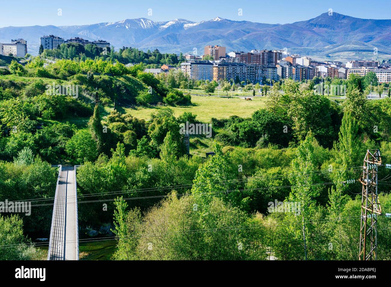 Le Camino de Santiago quittant la ville de Ponferrada. French Way, Way of St. James. Ponferrada, El Bierzo, Leon, Castille et Leon, Espagne, Europe Banque D'Images