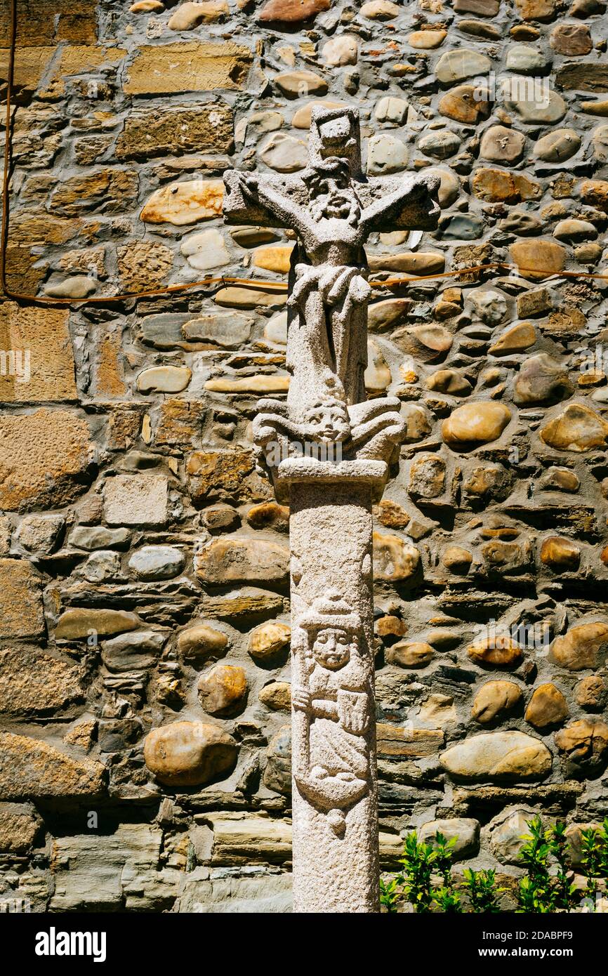 Croix de pierre sculptée, avec Christ crucifié et motifs de pèlerin. French Way, Way of St. James. Cacabelos, El Bierzo, Leon, Castille et Leon, Espagne, Europ Banque D'Images