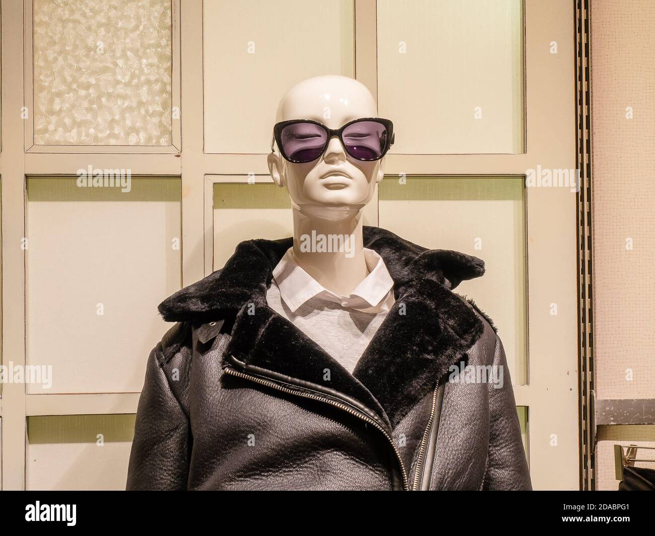 Mannequin bald féminin portant des lunettes de soleil et une veste en cuir avec fourrure collier Banque D'Images