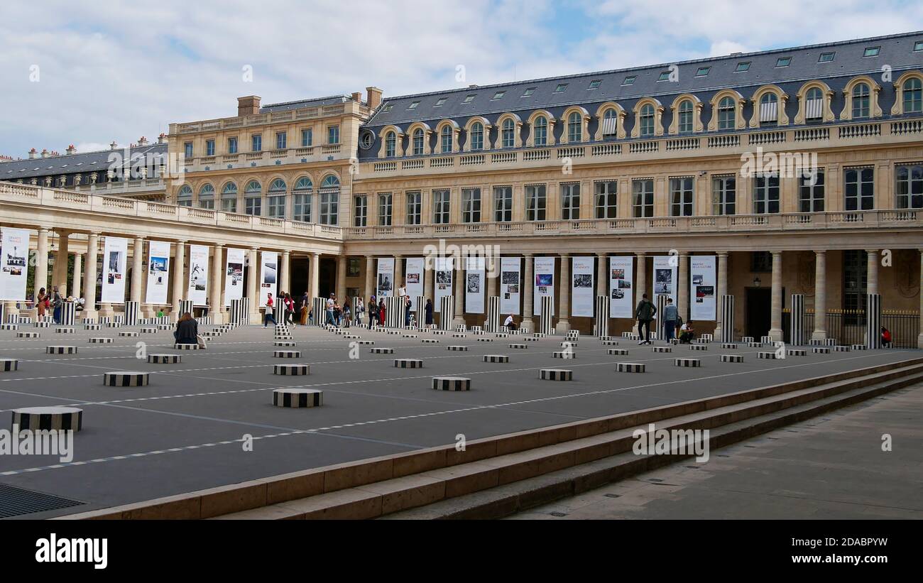 Paris, France - 09/07/2019: Installation artistique colonnes de Buren (les deux plateaux) dans l'ancien palais royal Palais-Royal. Banque D'Images
