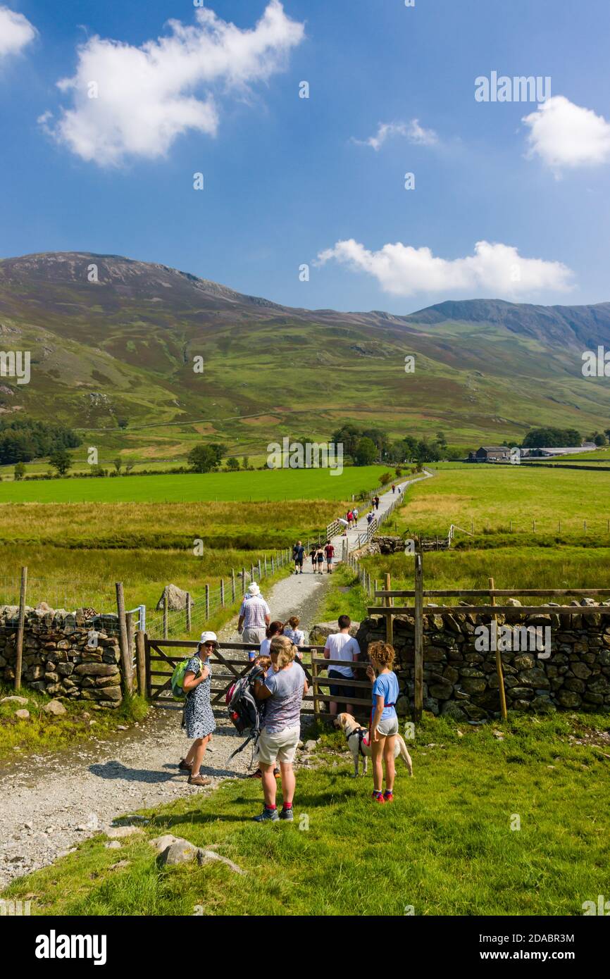 BUTTERMERE, ANGLETERRE - AOÛT 12 2020 : groupes de randonneurs autour de Buttermere dans le parc national de Lake District en Angleterre Banque D'Images