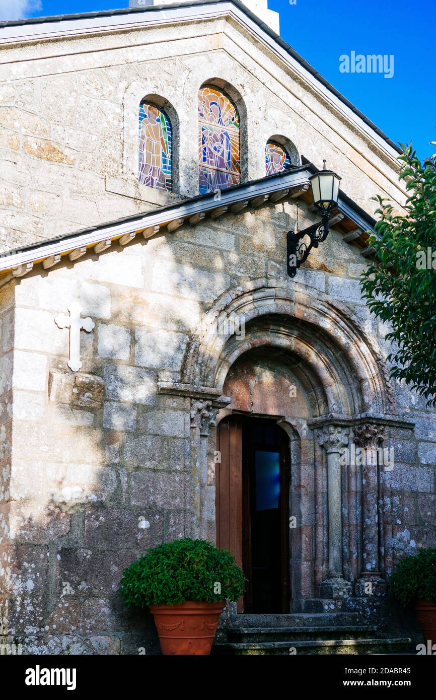 Église paroissiale de San Tirso de Palas de Rei, construction romane d'origine date du XIIe siècle, seule la porte principale est alors conservée. FR Banque D'Images