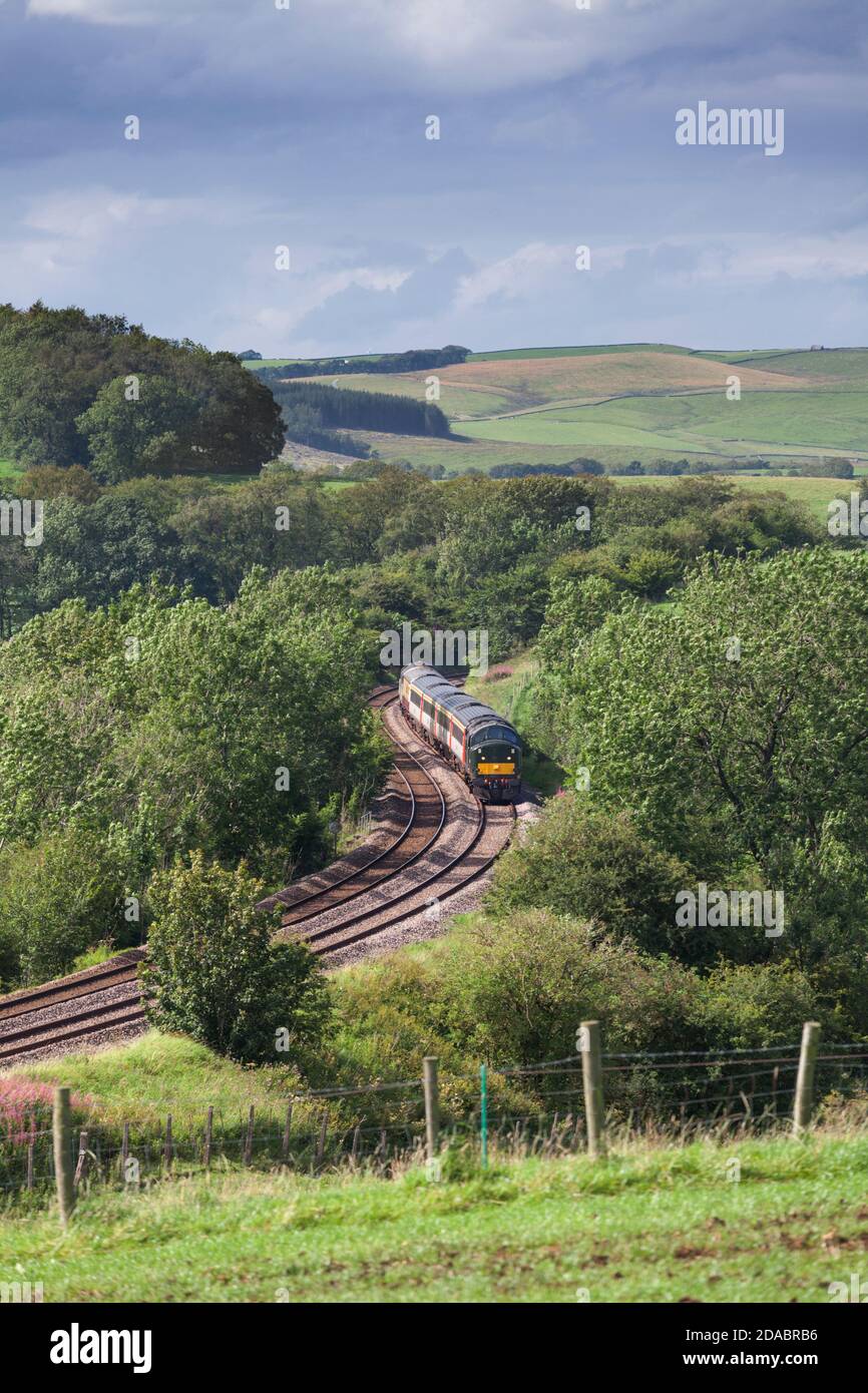 Train touristique 'Staycation Express' passant par Coniston Cold, Yorkshire transporté par une locomotive de classe 37, 37521 Banque D'Images