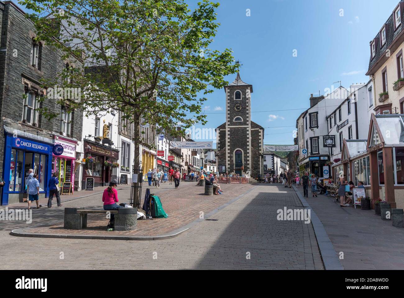 Keswick est une ville de marché dans le Lake District du nord-ouest de l'Angleterre La photo montre le célèbre Moot Hall Tourist information Centerin the rue principale de la t Banque D'Images