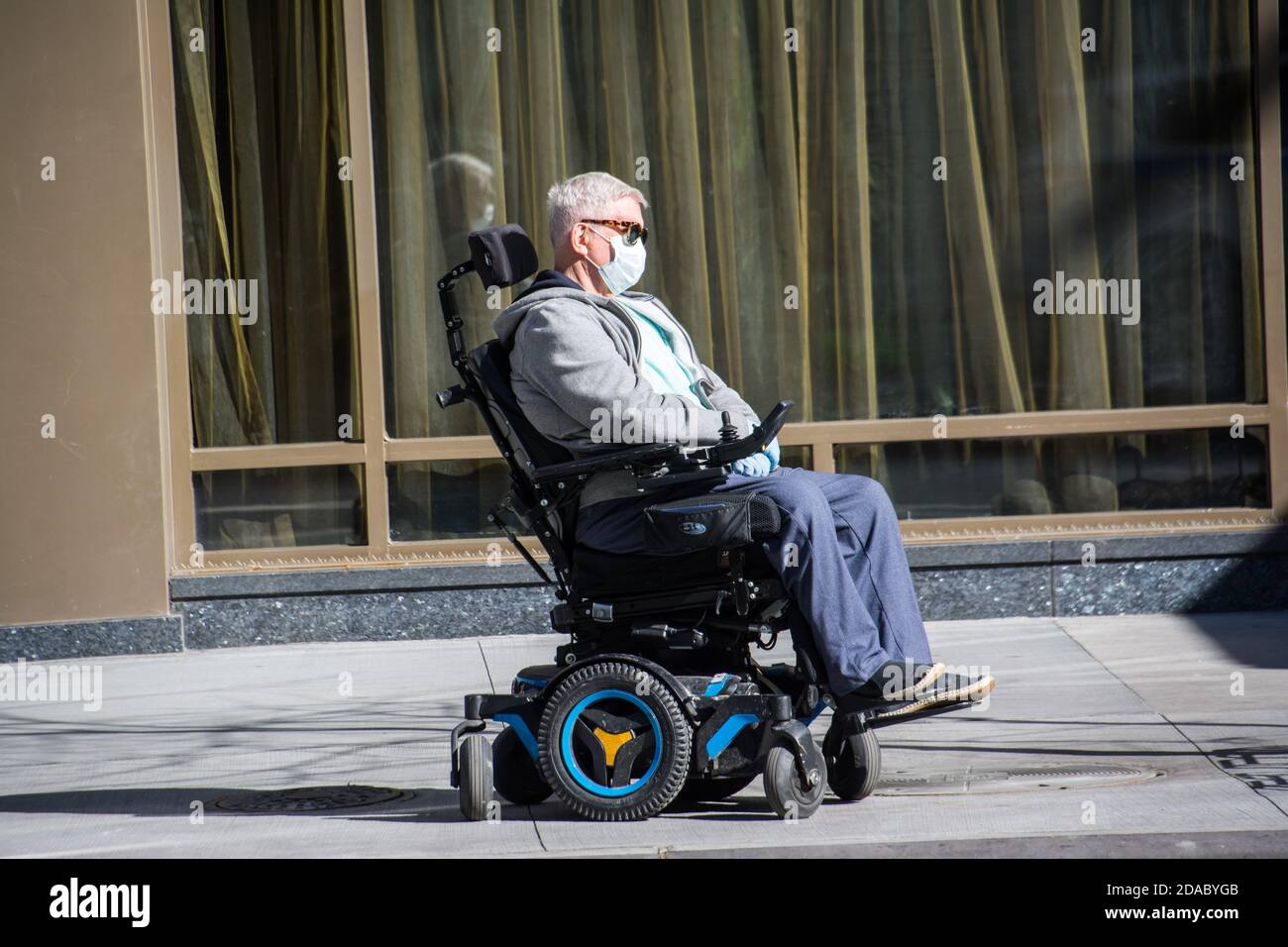 Personnes âgées vulnérables lu0027homme en fauteuil roulant porte un 