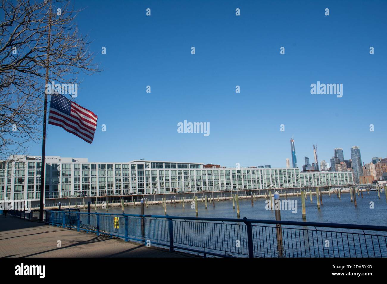 Drapeau américain volant en Berne le long de la rivière Hudson à l'intérieur NYC pendant la pandémie Covid-19 Banque D'Images
