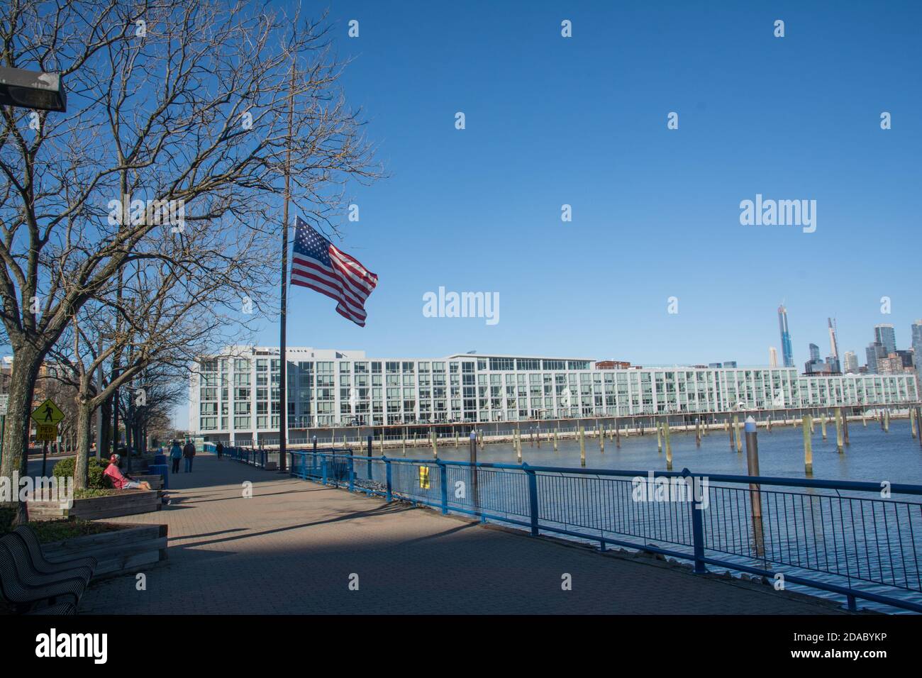 Drapeau américain volant en Berne le long de la rivière Hudson à l'intérieur NYC pendant la pandémie Covid-19 Banque D'Images
