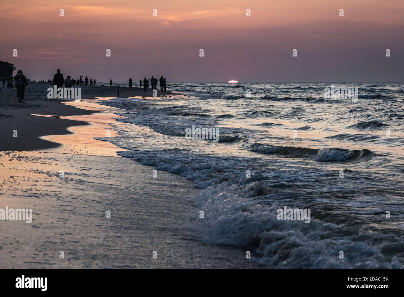 Vagues de la mer Baltique dans le village de Debki dans le district administratif de Gmina Krokowa, dans le comté de Puck, Voivodeship de Poméranie, dans le nord de la Pologne Banque D'Images