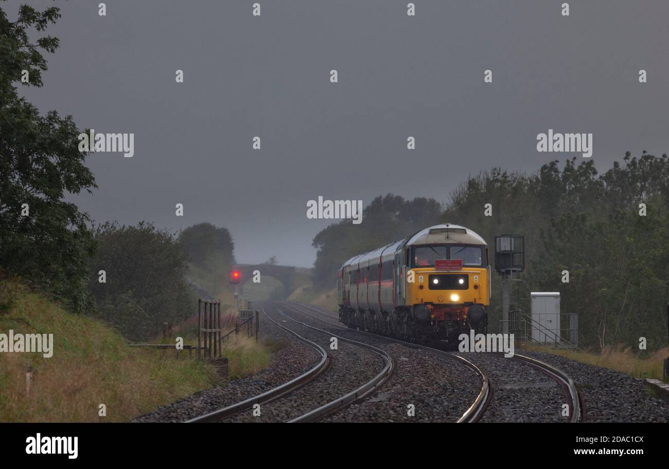 Locomotive de classe 47 47593 transportant les wagons « Stauycation Express » le long Un très humide tapage pluvieuse et Carlisle chemin de fer à Horton À Ribblesdale Banque D'Images
