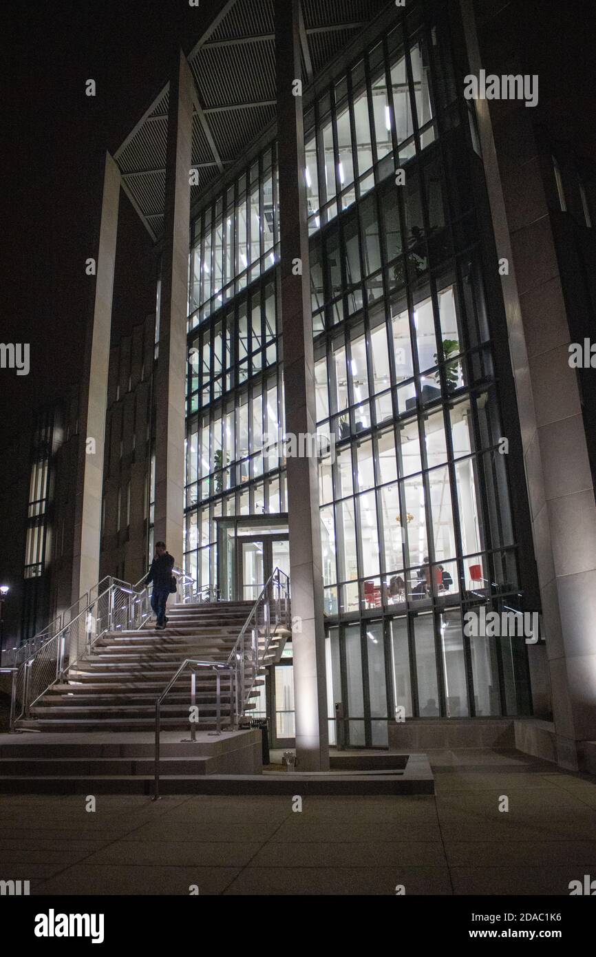 Un étudiant descend l'escalier à Luddy Hall, Indiana University Banque D'Images
