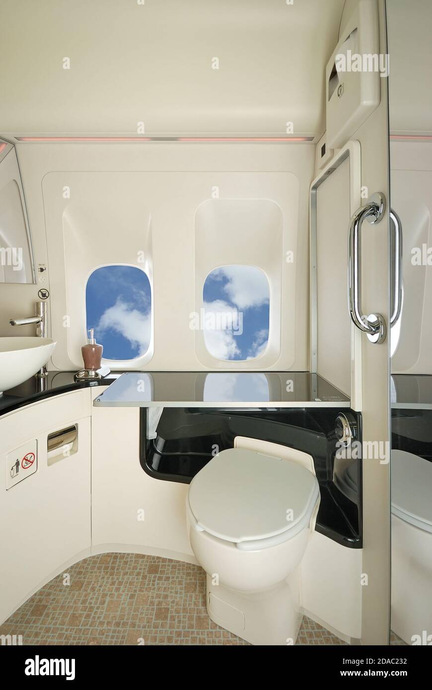 Toilettes de l'avion Photo Stock - Alamy