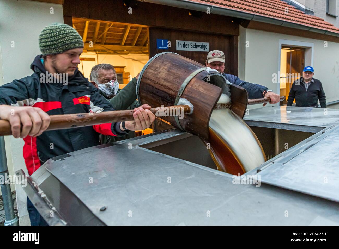 Brasserie traditionnelle Zoigl. Le millepertuis original de Zoigl est animé dans le camion-citerne avec des seaux en bois traditionnels à Falkenberg, en Allemagne Banque D'Images