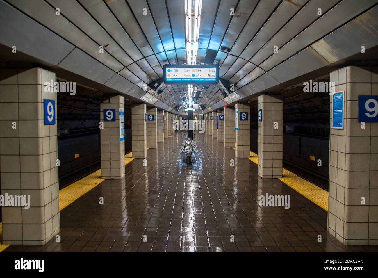 Station de métro complètement vide à 9th Street à Manhattan pendant Pandémie Covid-19 Banque D'Images