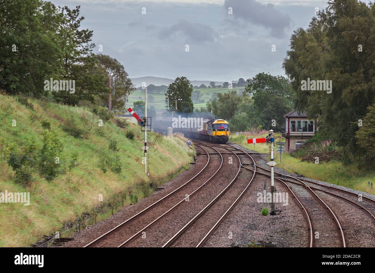 Services de locomotive classe 47 locomotive 47712 signal de jonction de stabilisation de passage Box et le sémaphore vous signalent avec le train touristique Staycation Express Banque D'Images