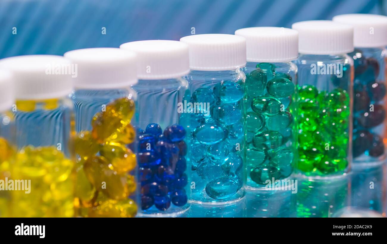 Capsules médicales colorées, pilules, vitamines, comprimés, médicaments, médicaments en bouteille plastique transparent à vendre à la pharmacie, exposition pharmaceutique Banque D'Images