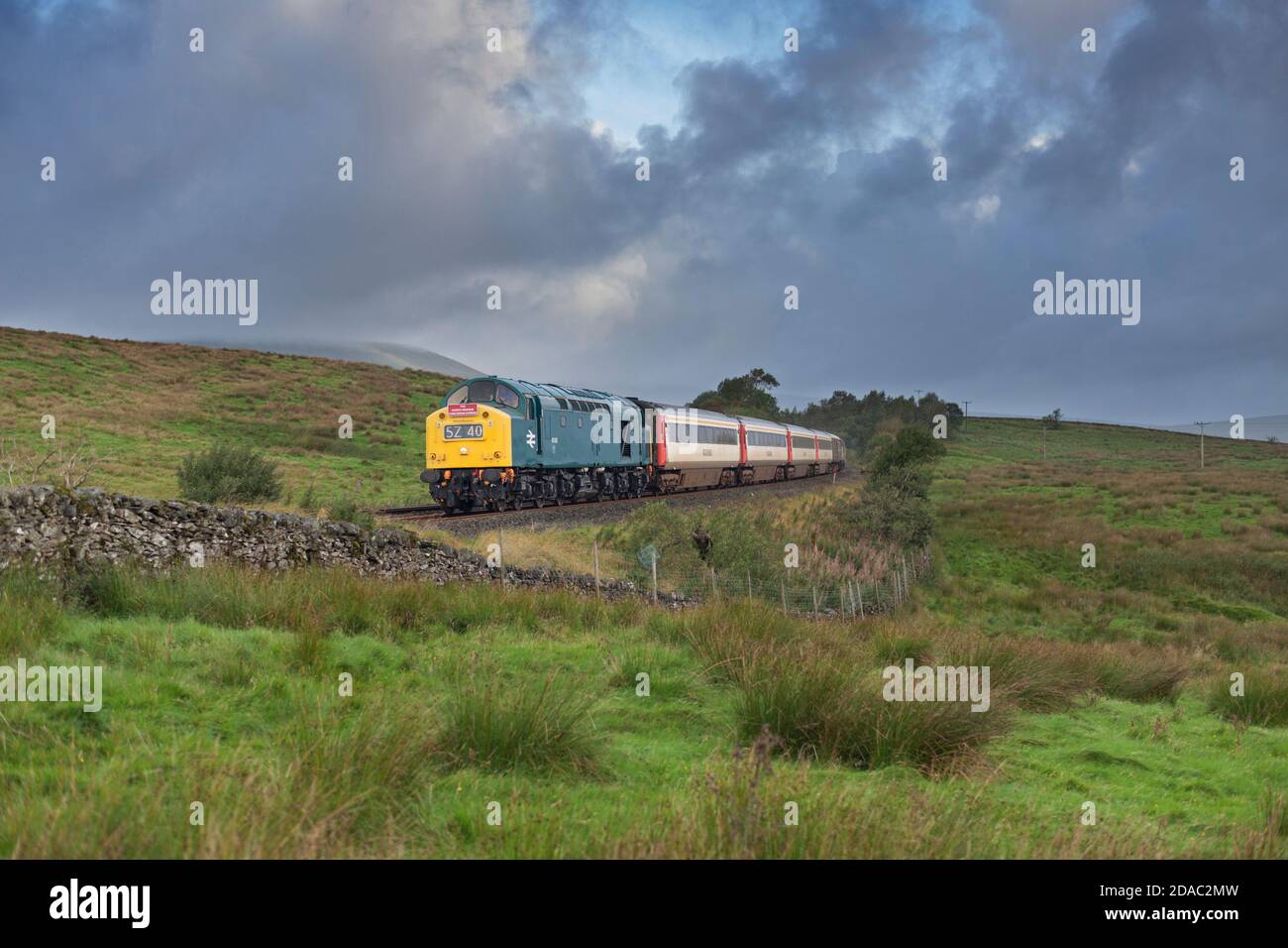 Conservé classe 40 diesel locomotive 40145 passant Horton à Ribblesdale Avec le stock vide pour le train touristique Staycation Express Banque D'Images