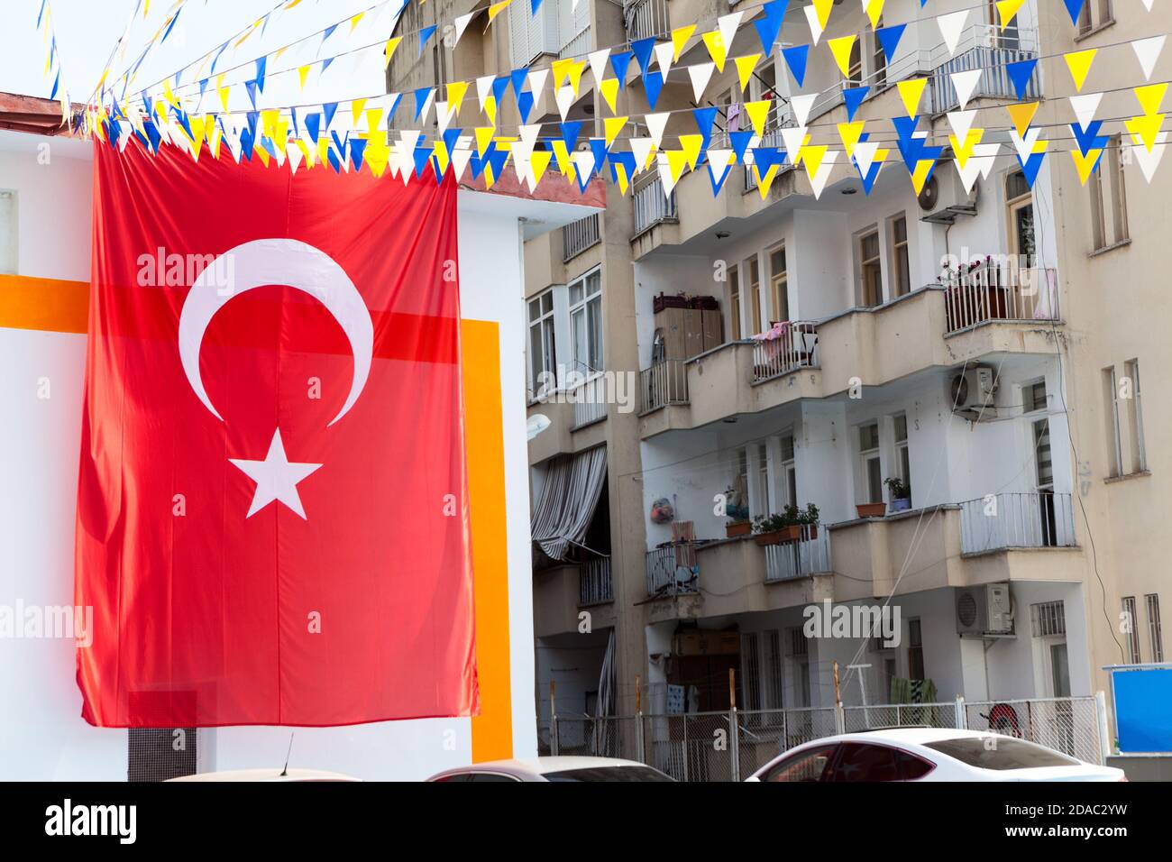 Grand drapeau turc suspendu sur une façade de maison sur le rue Banque D'Images