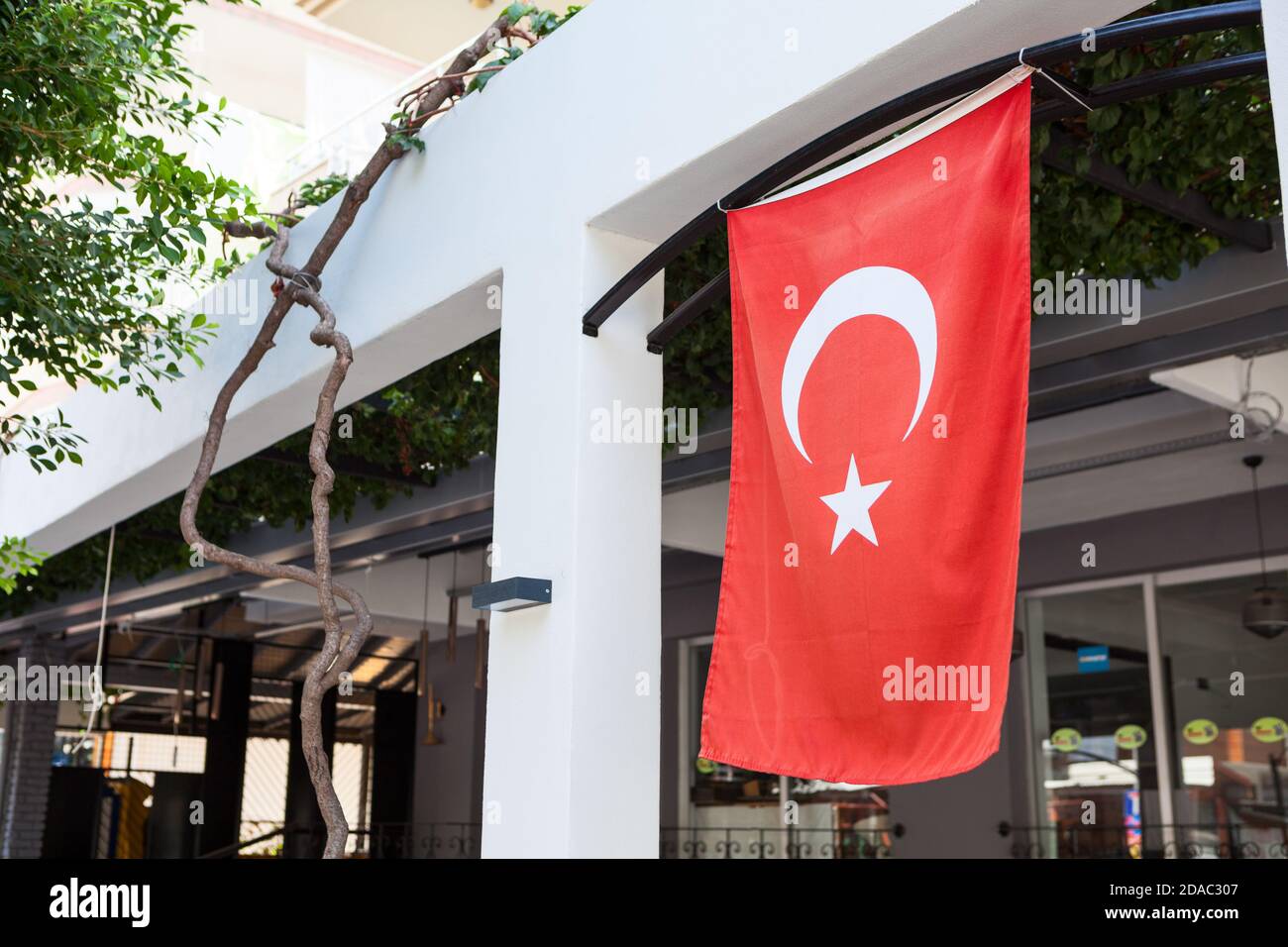 Le drapeau national de la Turquie est sur la façade du bâtiment dans Alanya Banque D'Images