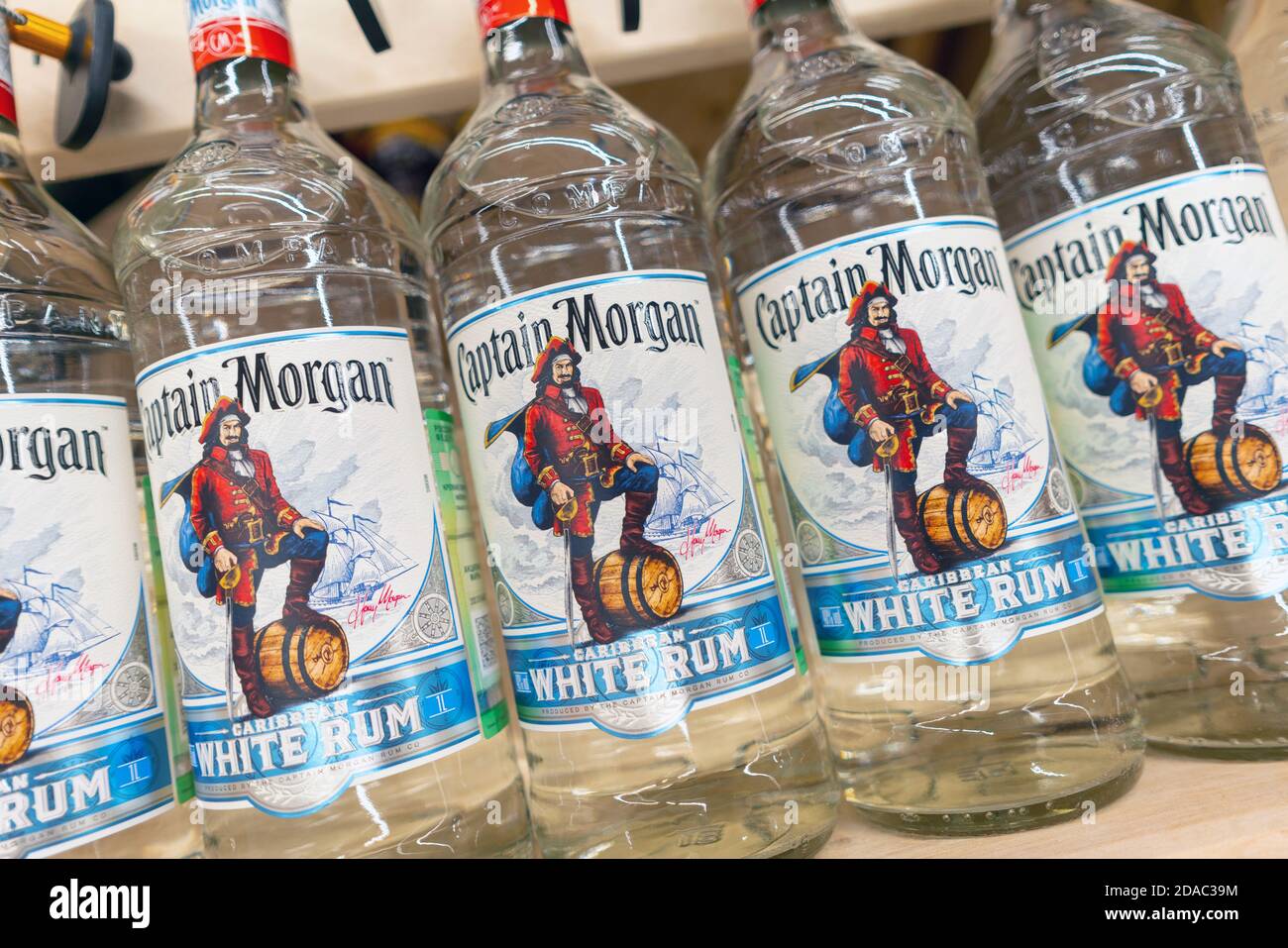 Moscou. Russie. 9 novembre 2020. Rhum Captain Morgan en bouteilles de verre. Vendre de l'alcool au supermarché. Banque D'Images