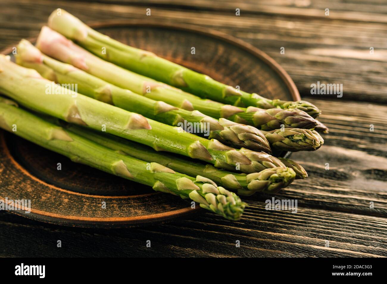 Les asperges vertes fraîches sur fond de bois Banque D'Images