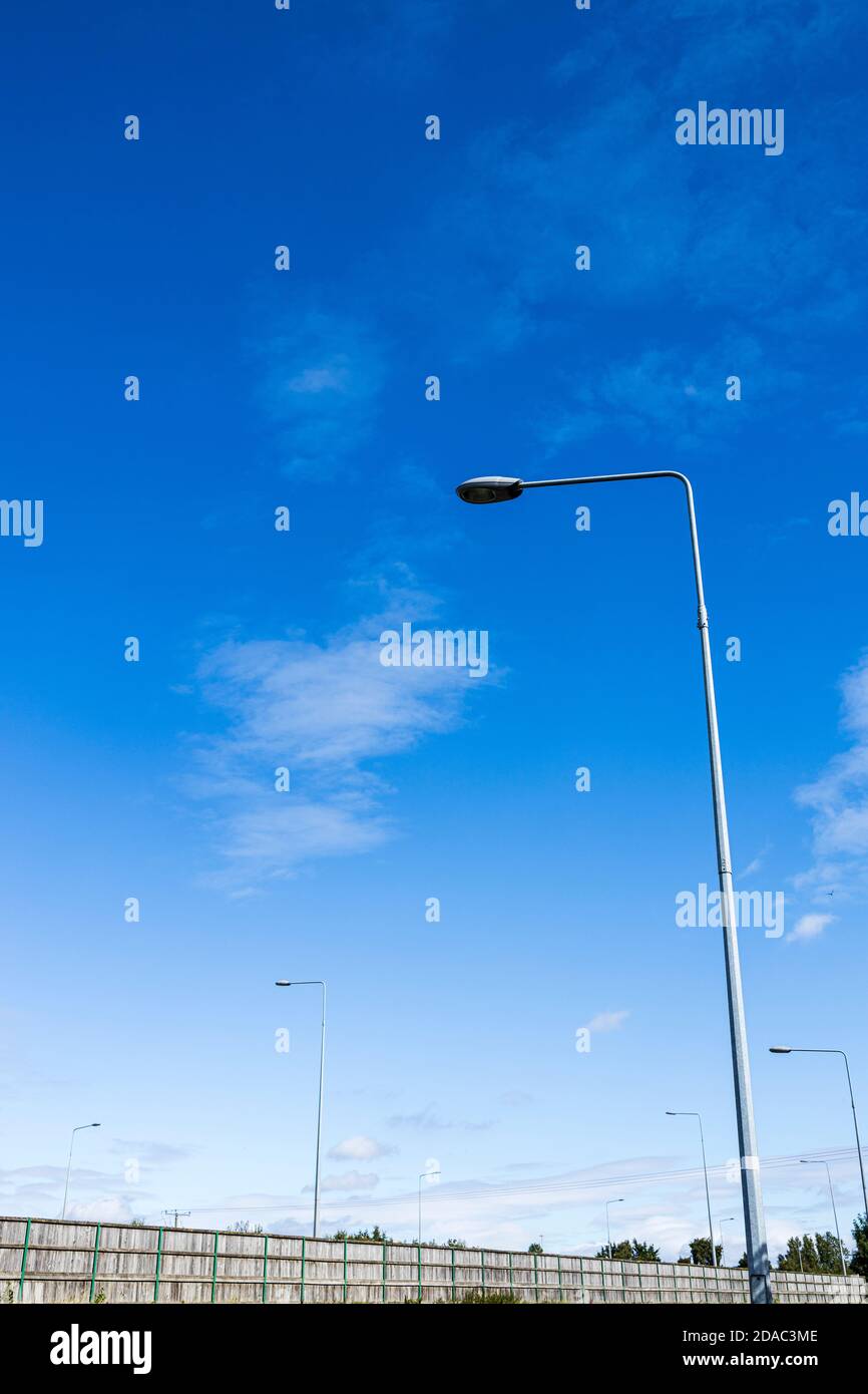 Réverbères, lamposts contre un ciel bleu à Kill, Comté de Kildare, Irlande Banque D'Images