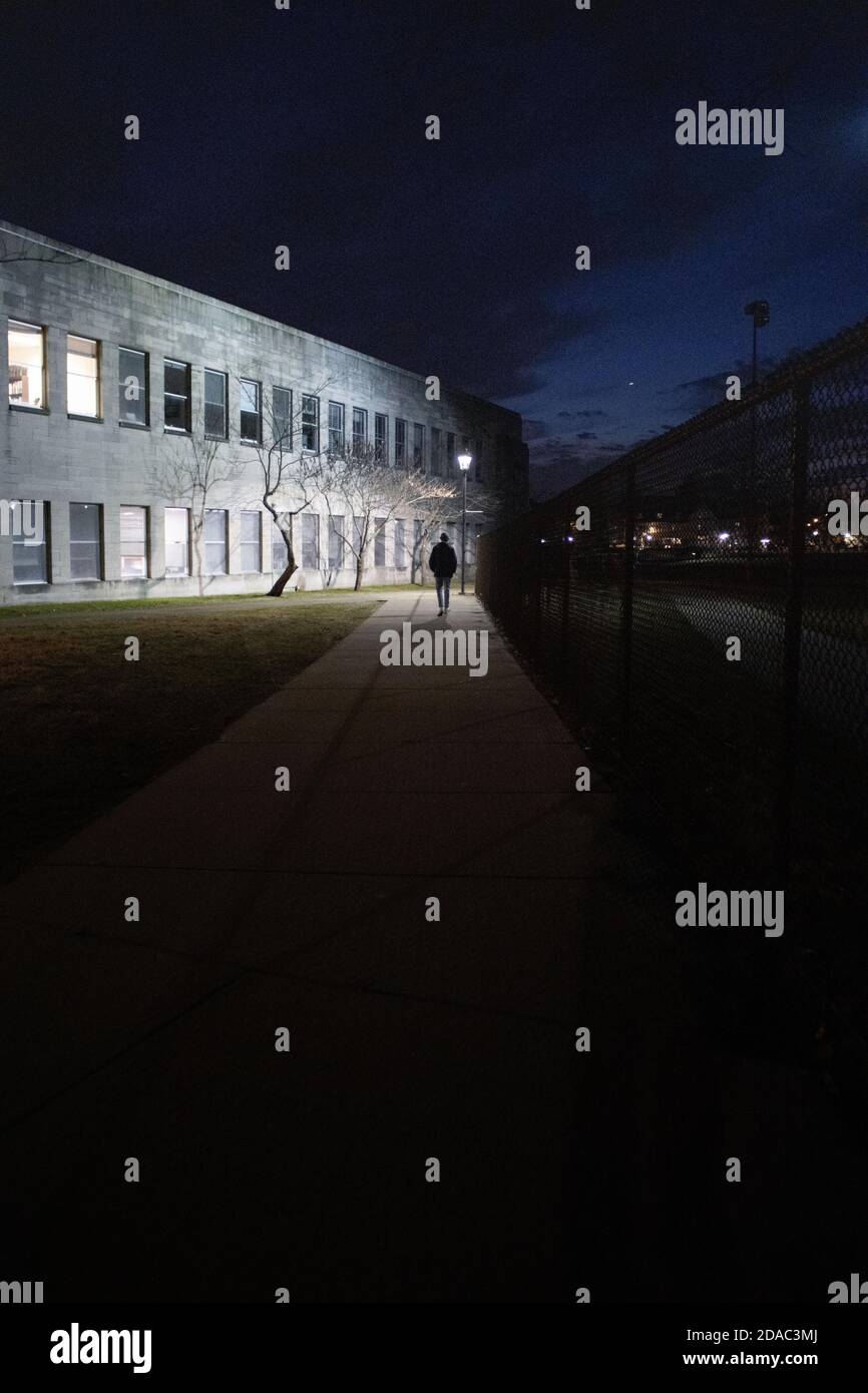 Un étudiant marche dans la nuit à l'université de l'Indiana Banque D'Images