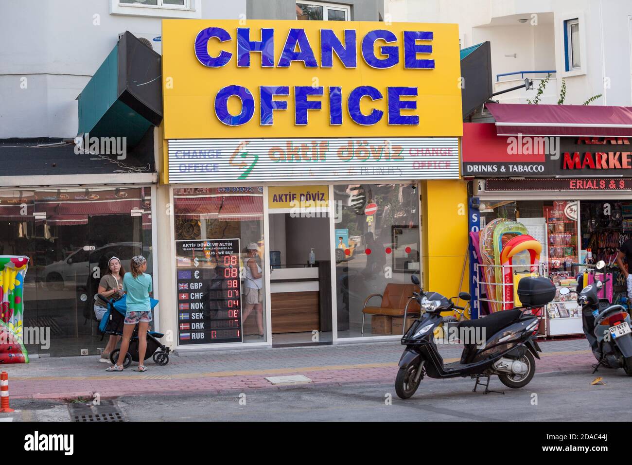 Bureau de change pour le change de devises étrangères dans le centre de la ville turque. Il y a beaucoup de petits points de changement sans comission dans le centre-ville. Alanya, Banque D'Images