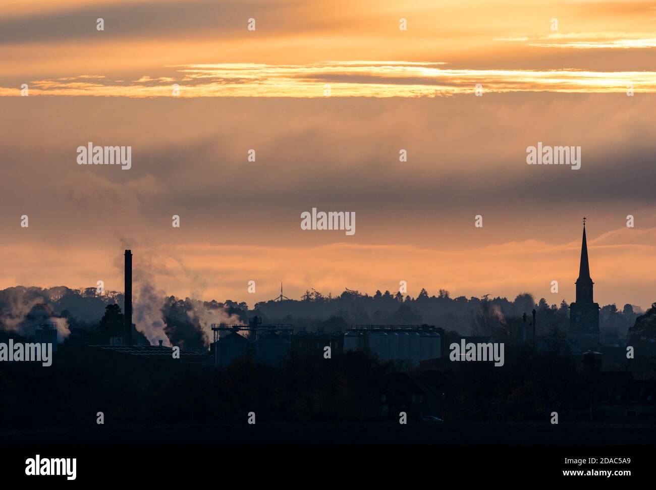 Horizon au coucher du soleil avec la flèche de l'hôtel de ville de Haddington et les silhouettes de l'usine de pur malt, East Lothian, Écosse, Royaume-Uni Banque D'Images