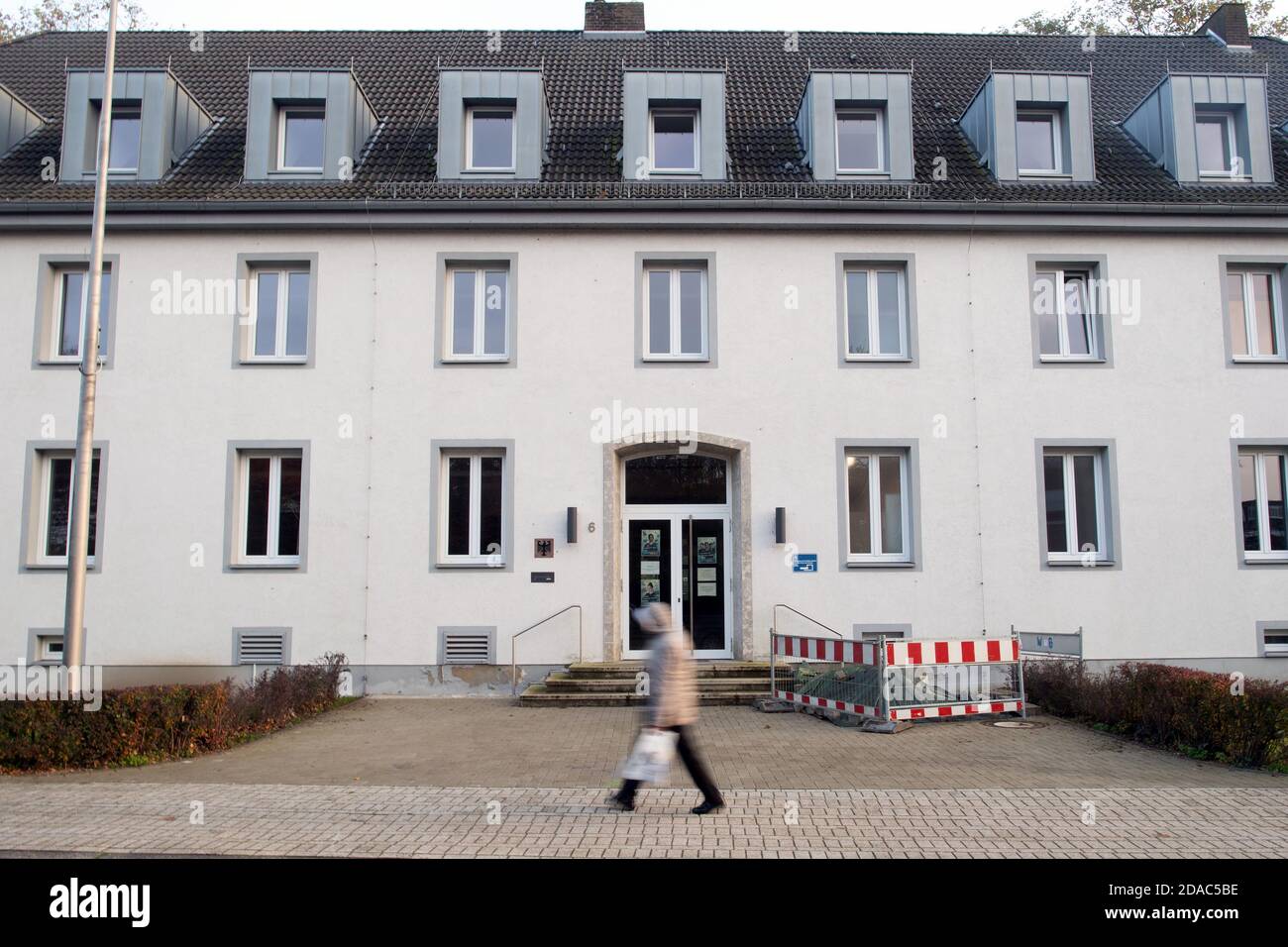 Emmerich am Rhein, Allemagne. 11 novembre 2020. Un passant passe passe devant le bureau de douane. Lors d'une spectaculaire effraction à Emmerich, sur le Rhin inférieur, quatre hommes ont volé environ 6.5 millions d'euros. Les auteurs se sont échappés. Credit: Federico Gambarini/dpa/Alay Live News Banque D'Images