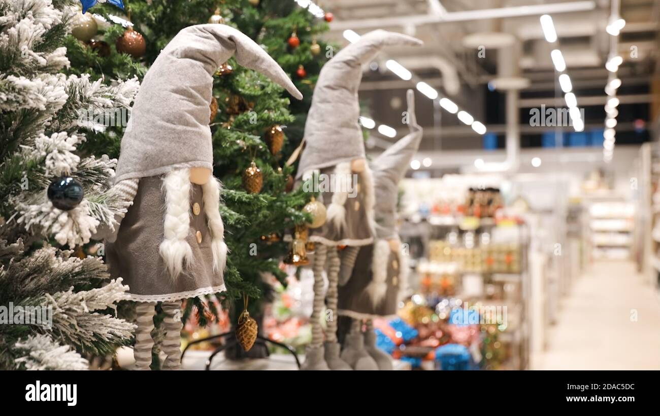Deux jouets gris nains de Noël pour la décoration de Noël en magasin Banque D'Images