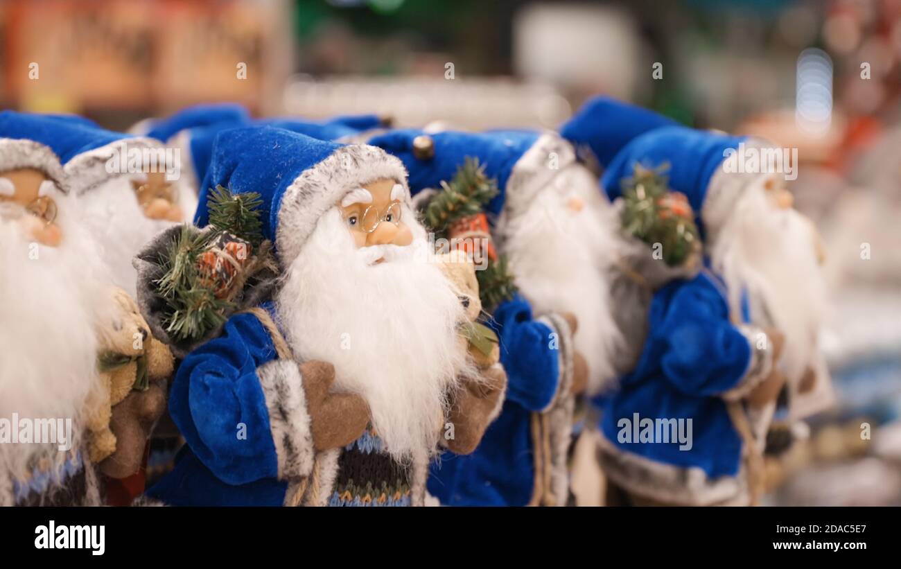 Beaucoup de chiffres de décoration de Noël du Père Noël bleu dans la boutique Banque D'Images