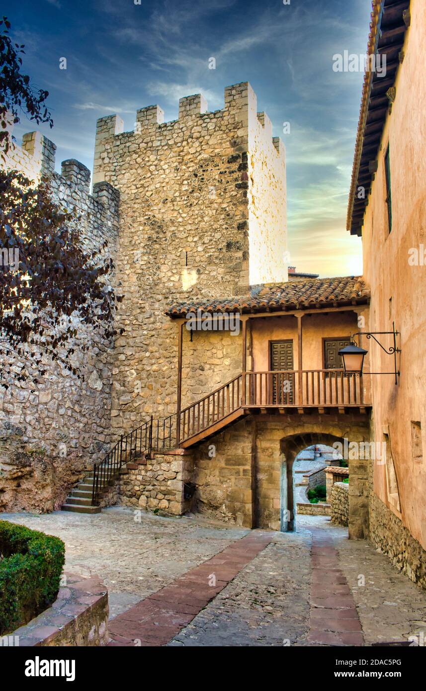 Porte dans la zone fortifiée de la ville ​​the d'Albarracin, Teruel. Tour crénelée et escaliers dans une maison de style médiéval Banque D'Images