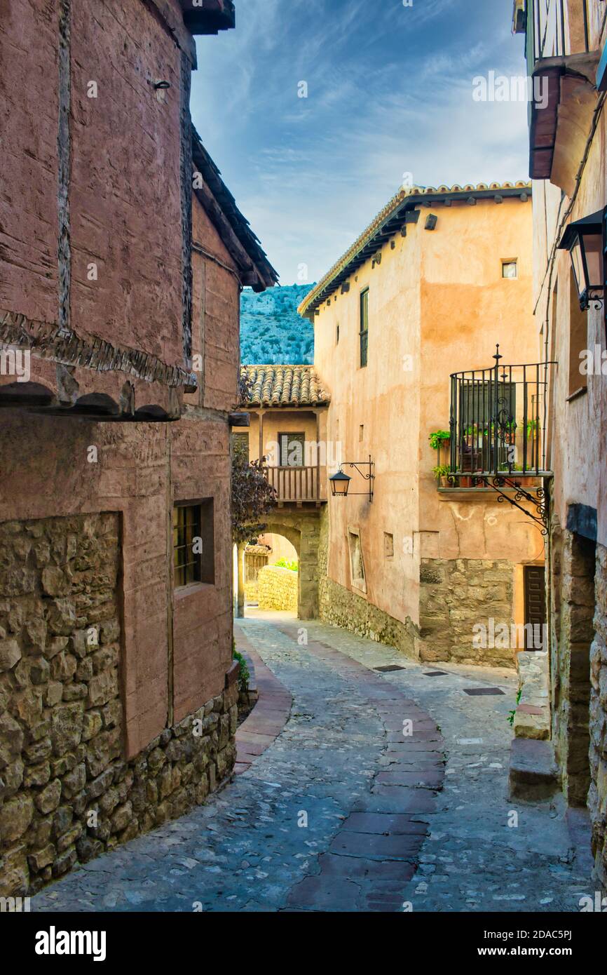 Rue traditionnelle de style médiéval dans la ville d'Albarracin, Teruel Banque D'Images