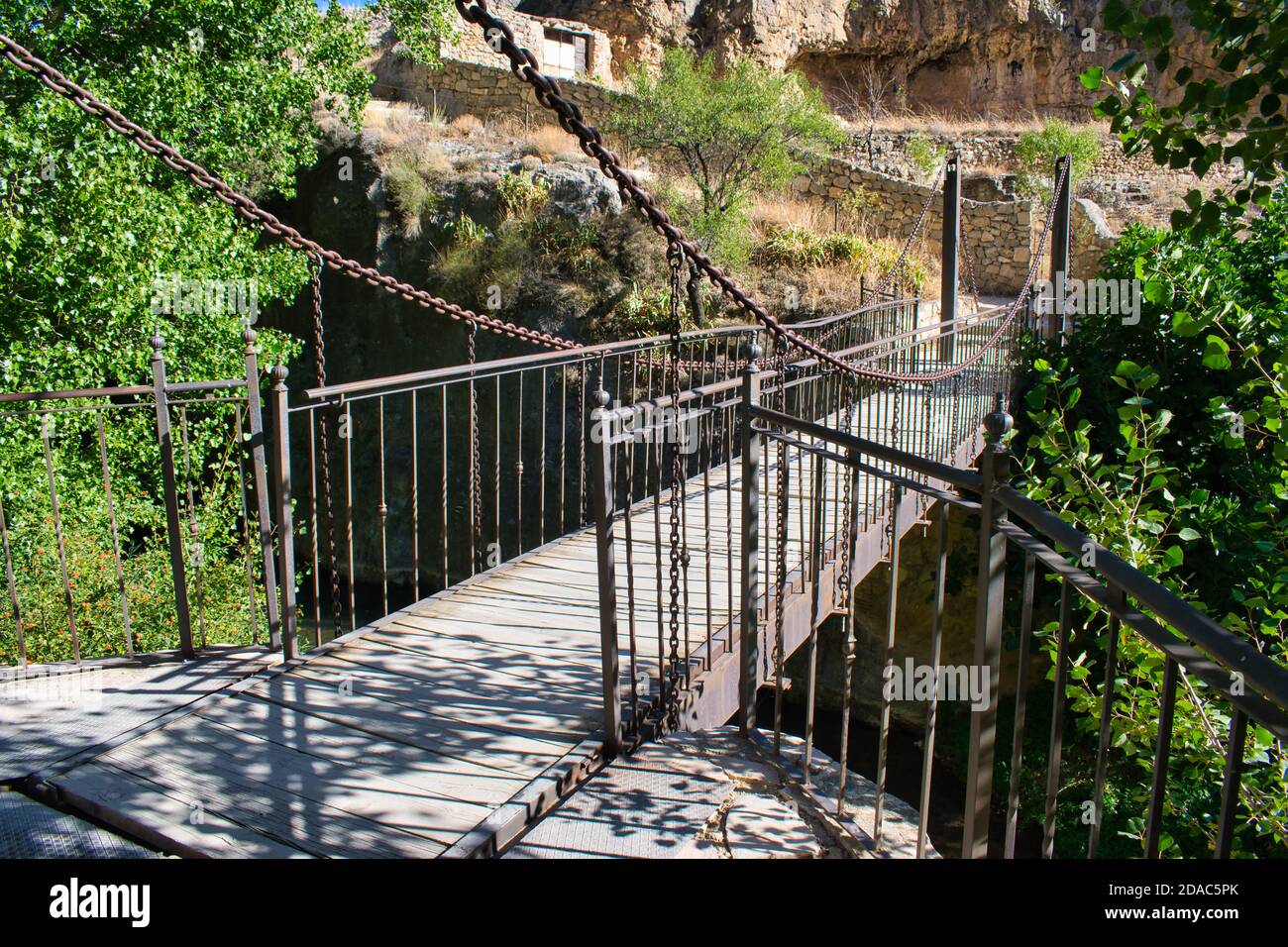 Pont sur la rivière promenez-vous au-dessus du lit fluvial Guadalaviar à Albarracin, Teruel Banque D'Images