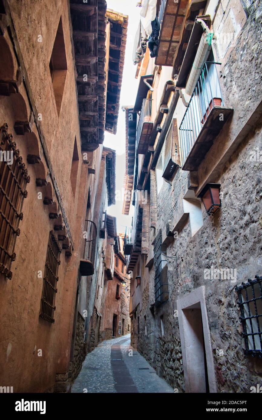 Rue étroite d'architecture médiévale dans la ville d'Albarracin, Teruel Banque D'Images