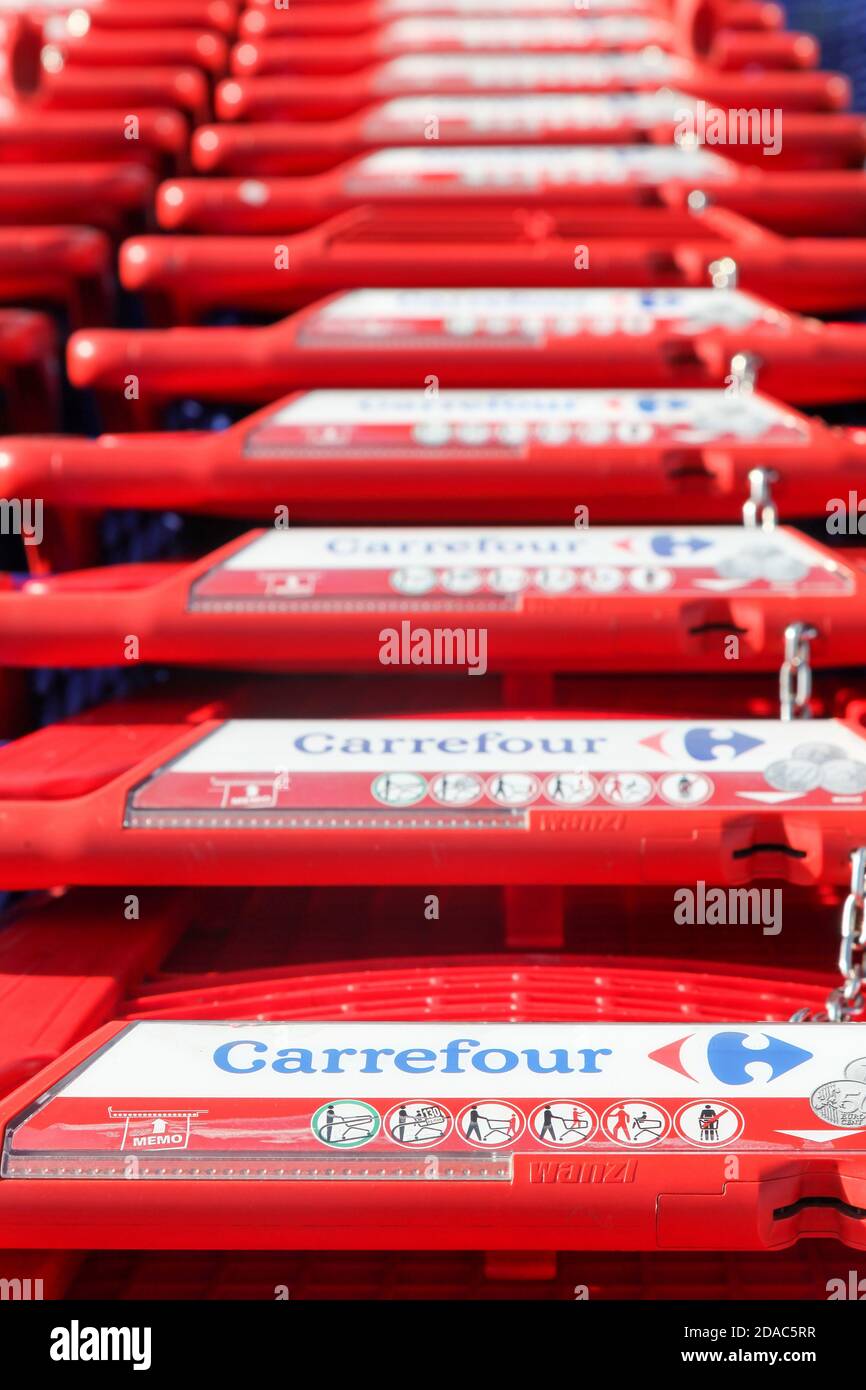 Macon, France - 30 octobre 2016 : panier Carrefour. Carrefour est une multinationale française dont le siège est en France Banque D'Images