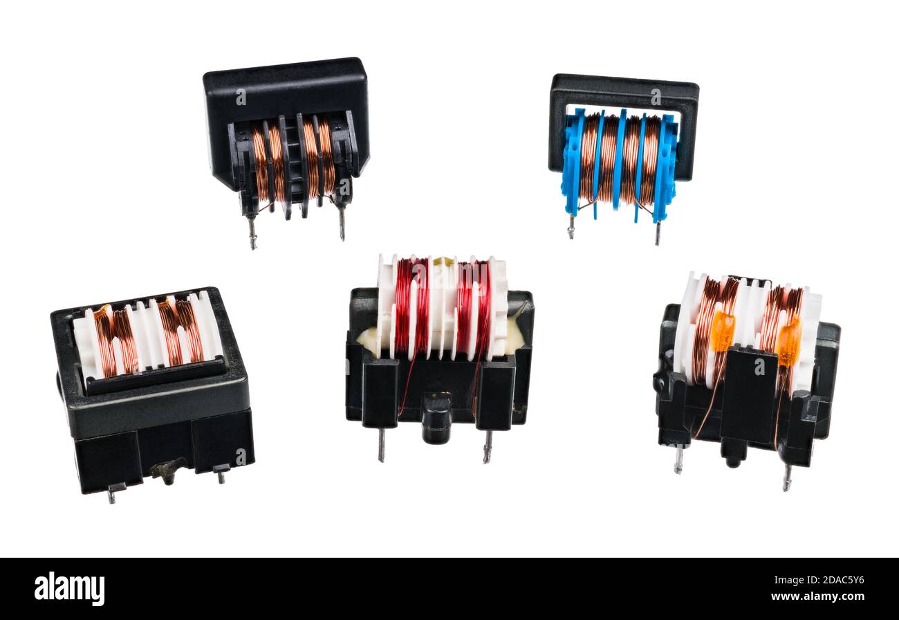 Ensemble de différents transformateurs avec bobine et noyau noir isolé sur fond blanc. Dispositif électronique de transfert d'énergie électrique entre deux circuits. Banque D'Images