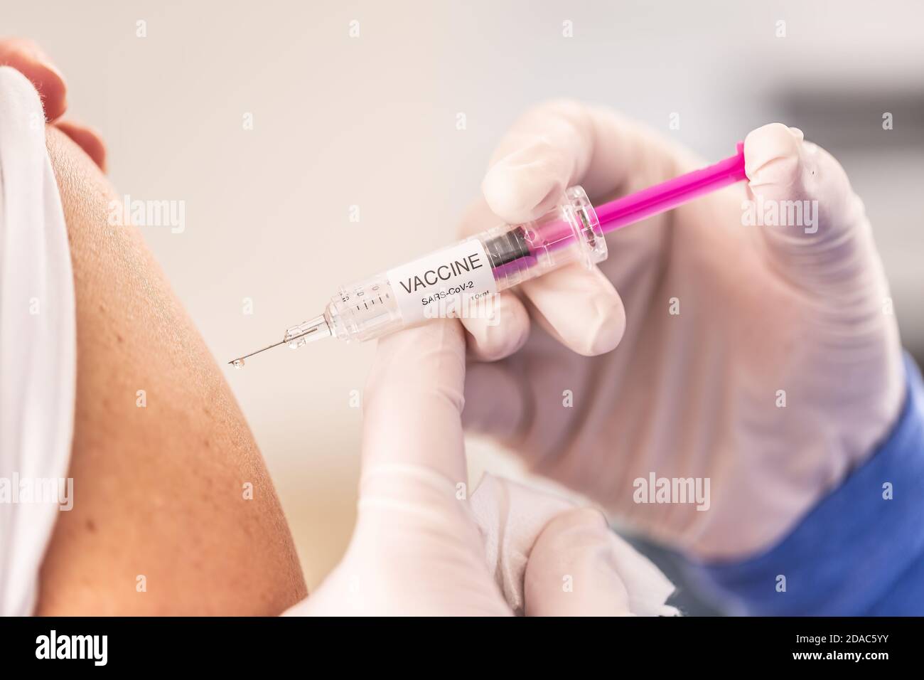 Détail d'une injection d'un vaccin contre le SRAS-COV-2 à l'épaule d'un patient. Coronavirus Covid-19 concept. Banque D'Images