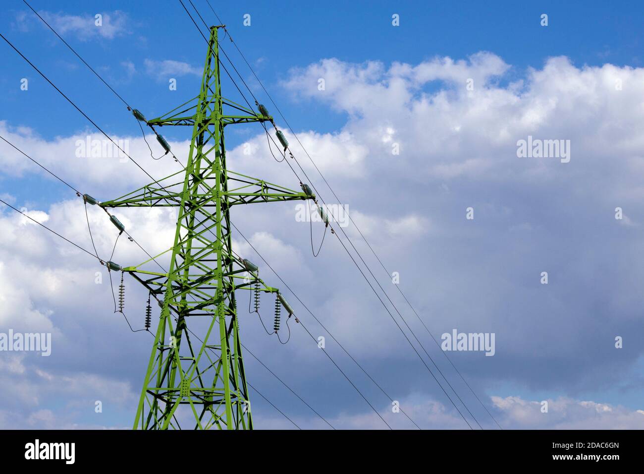 Tour de ligne électrique haute tension au-dessus de la tête, dans un ciel nuageux Banque D'Images