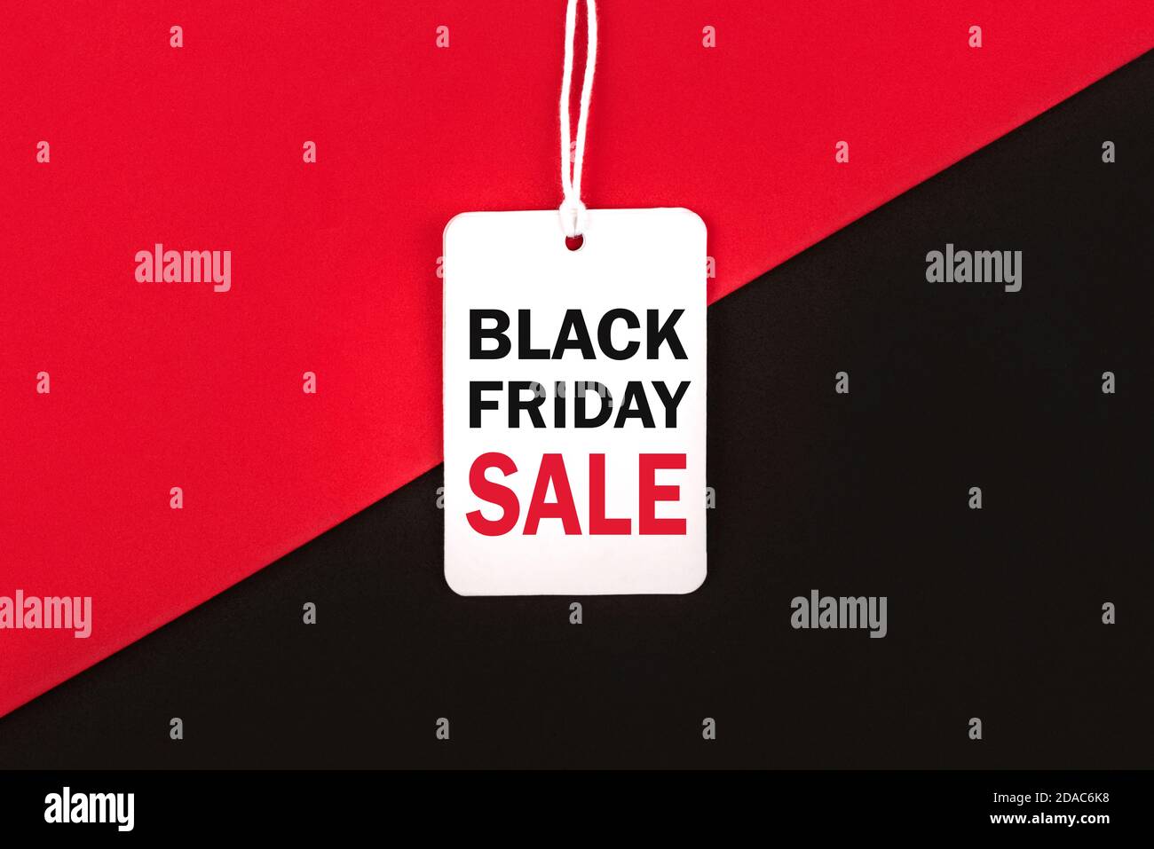 Black friday.sale tag avec le texte et la corde accrochée sur Arrière-plan rouge et noir.concept commercial Banque D'Images